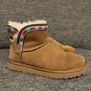 Ugg chestnut mini with embroidery detail